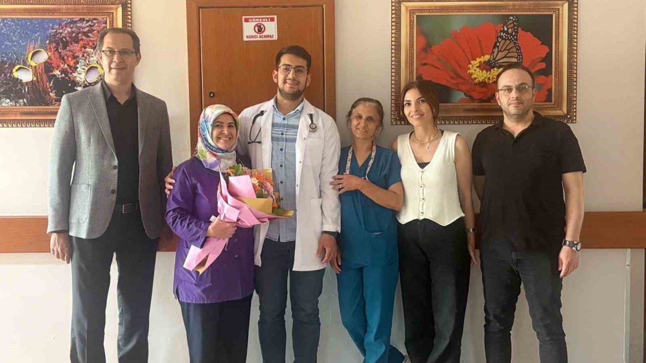 Doktor oğlundan hemşire anneye ’Anneler Günü’ sürprizi