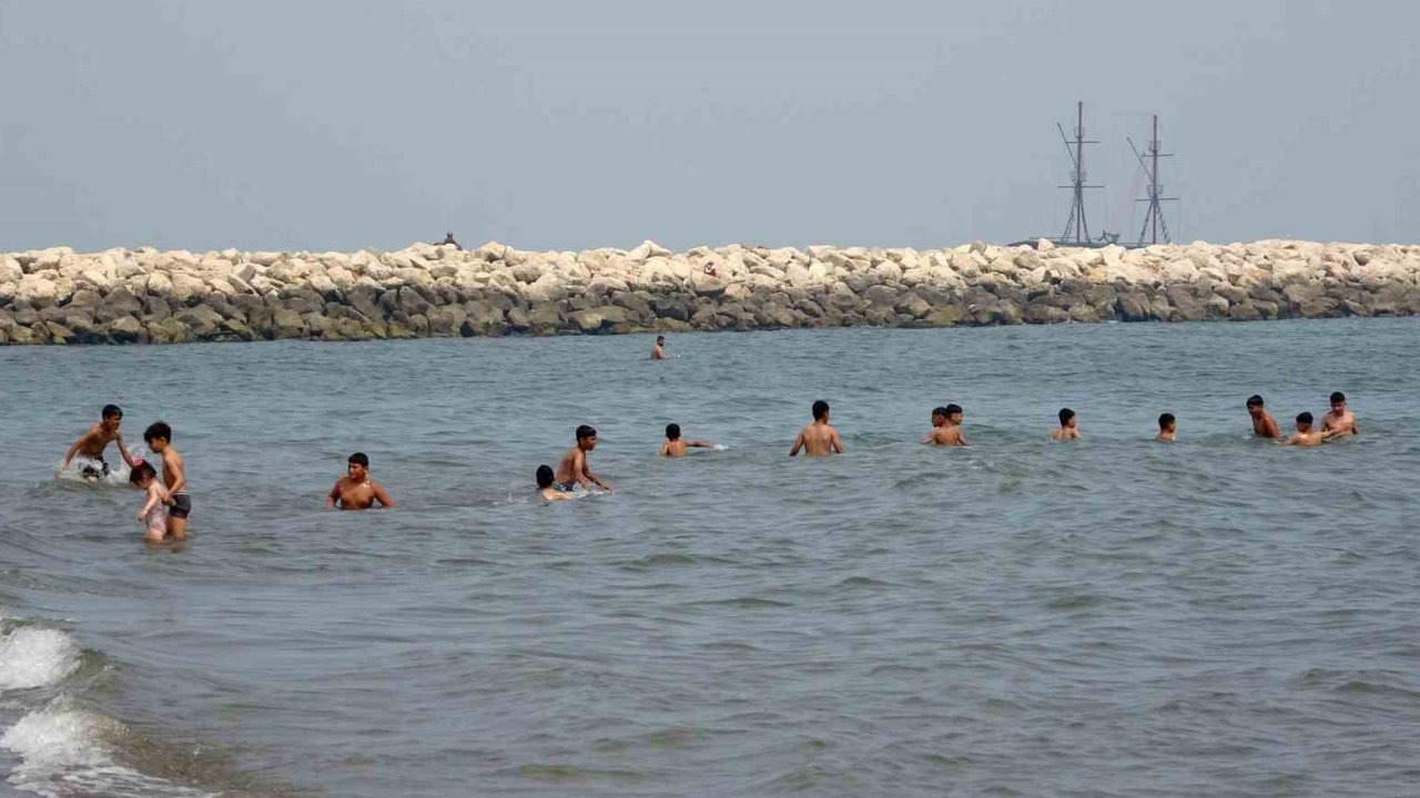 Mersin’de sıcaktan bunalan vatandaşlar denizde serinledi