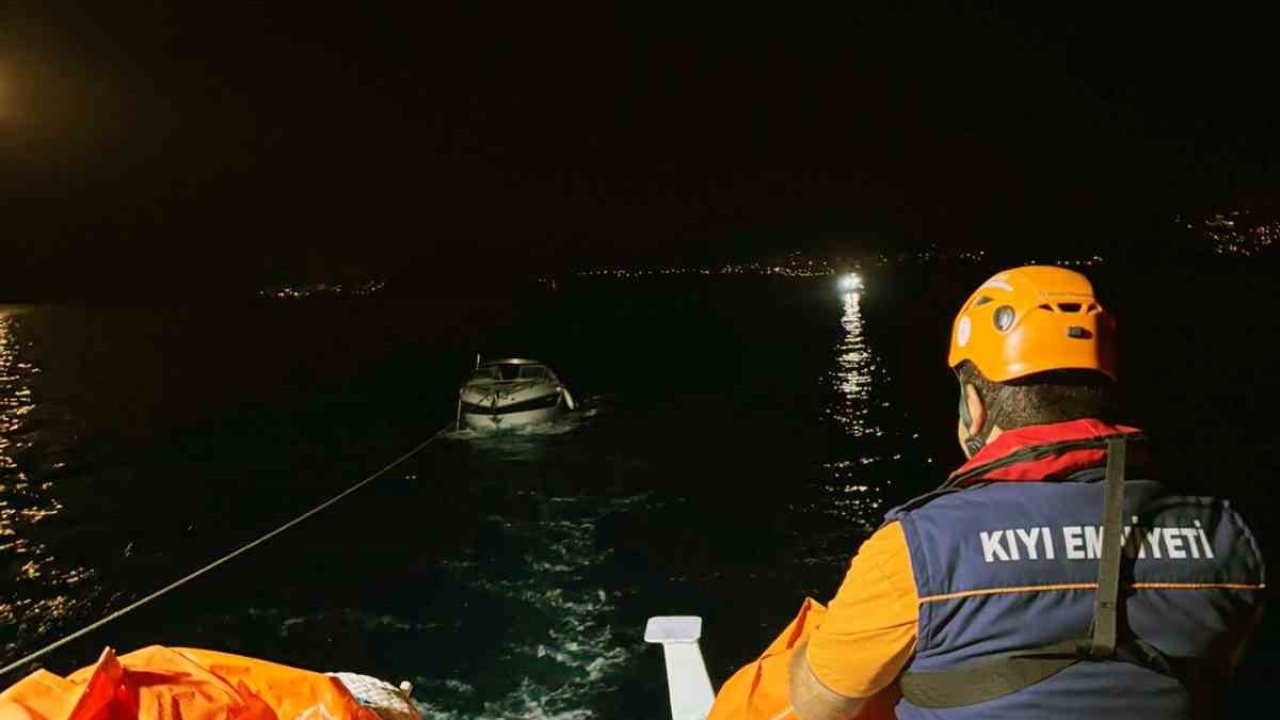 Bodrum açıklarında arızalanan tekneyi KIYEM ekipleri kurtardı