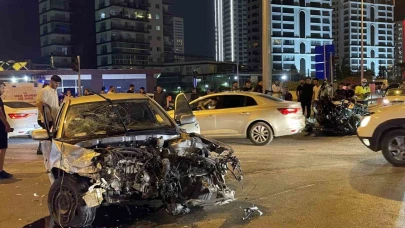 Yenişehir’de feci kaza: Otomobil ikiye bölündü, 3 kişi yaralandı