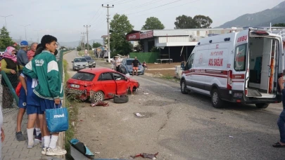 Muğla’da iki otomobilin çarptığı kaza kamerada: 6 yaralı