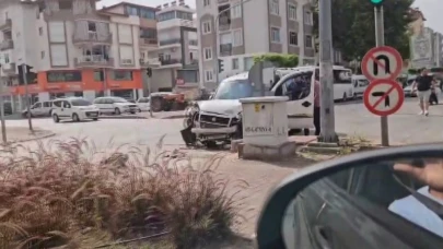 Kırmızı ışıkta geçen otomobil hafif ticari araçla çarpıştı, sürücüler yardım etmeden yollarına devam etti