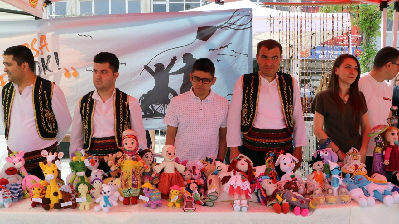 Engelli öğrencilerin eserleri sergilendi