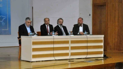 Gazeteci Özer: "Doğru bilgi barışa, yalan bilgi toplumu savaşa yaklaştırır"