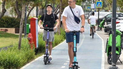 Antalya Sokaklarında Skuter Kullanıcılarından Kazaya Davetiye