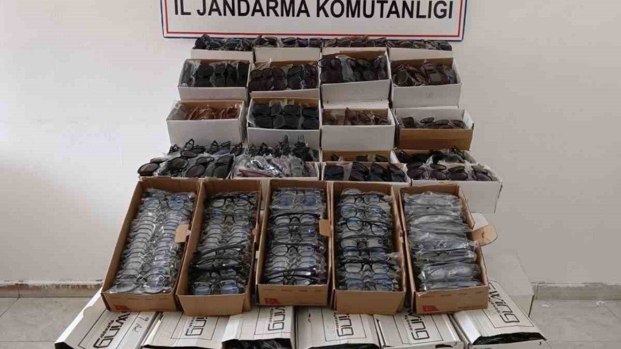 Gazipaşa’da Durdurulan Araçtan Kaçak Gözlük Yağmuru