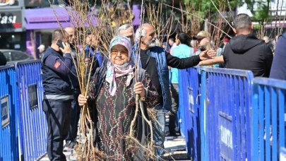 Fidanlar Bizden Meyveler Sizden: Isparta’da 15 Bin Fidan Vatandaşla Buluştu
