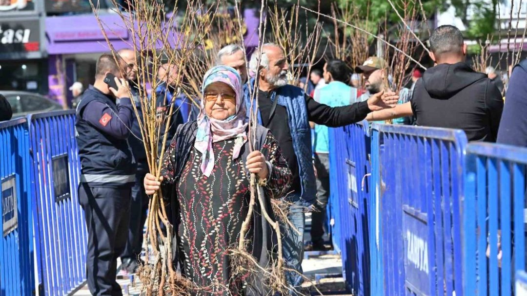 Fidanlar Bizden Meyveler Sizden: Isparta’da 15 Bin Fidan Vatandaşla Buluştu