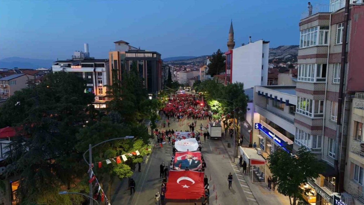 Cumhuriyet Meydanı’nda Gençlik Rüzgarı: Burdur’da Unutulmaz Gençlik Gecesi