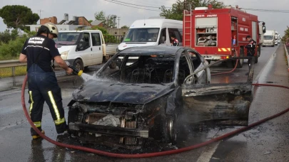 Serik İlçesinde Seyir Halindeki Otomobil Yandı