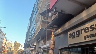 İsmetpaşa Caddesi’nde Asılı Tehlike: İnşaat İskelesi Korku Saçıyor