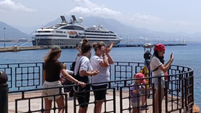 Lüks kruvaziyer Alanya Limanı'na demirledi