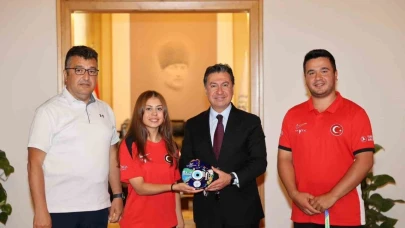 Başkan Aras, dünya rekoru kıran okçuları ağırladı