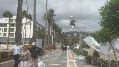 Meteoroloji uyarmıştı! Marmaris’te rüzgar şiddetini artırdı