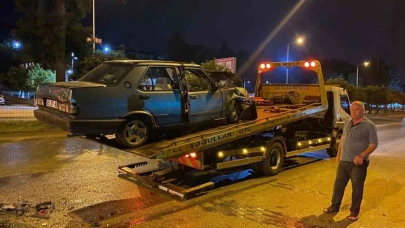 Tırla çarpışan Tofaş hurdaya döndü: 2 yaralı