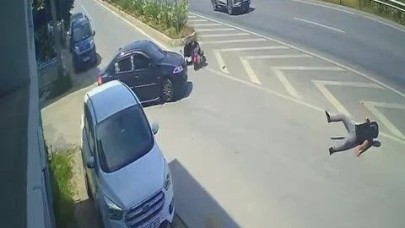 Otomobille çarpışan motosikletin sürücüsü metrelerce savruldu