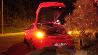 Otomobil refüje çıktı: 3 yaralı