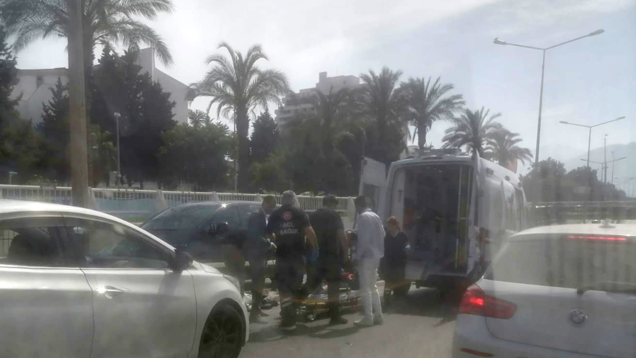 Antalya Yener Ulusoy Bulvarı’nda Araç ile Motosiklet Çarpıştı: 1 Yaralı