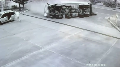 Antalya’da freni patlayan zift yüklü kamyon ortalığı savaş alanına çevirdi! Kaza Kamerada