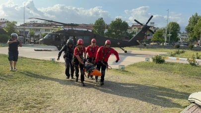 Paraşütle kayalıklara düşen turist, askeri helikopterle kurtarıldı