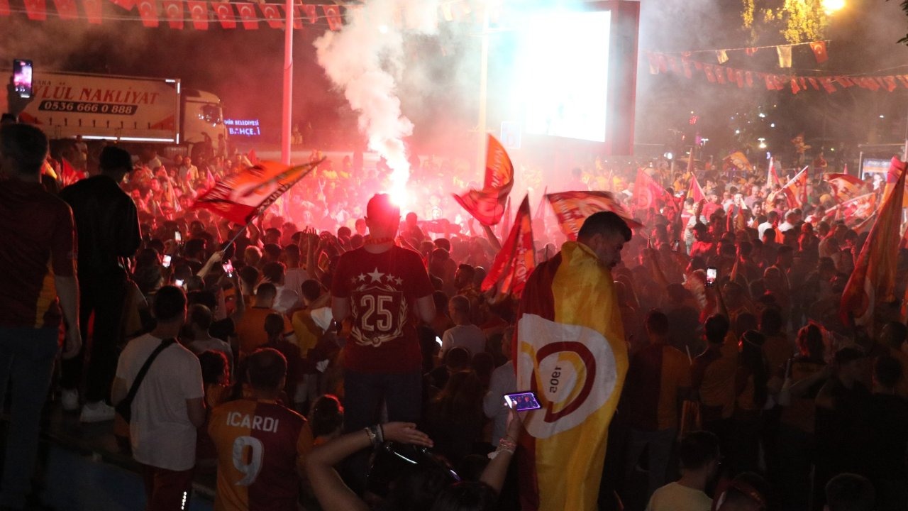 Antalya'da Galatasaray'ın şampiyonluğu coşkuyla kutlandı