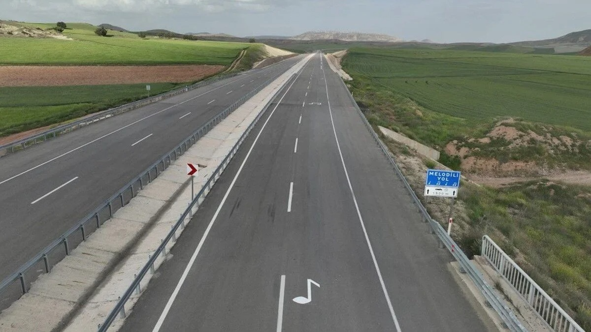 Türkiye’de Bir İlk: Yolda Sabit Hızla Giden Sürücülere Türk Marşı Sürprizi