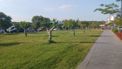 Güneşli Hafta Sonunda Antalyalılar Sahillere Akın Etti