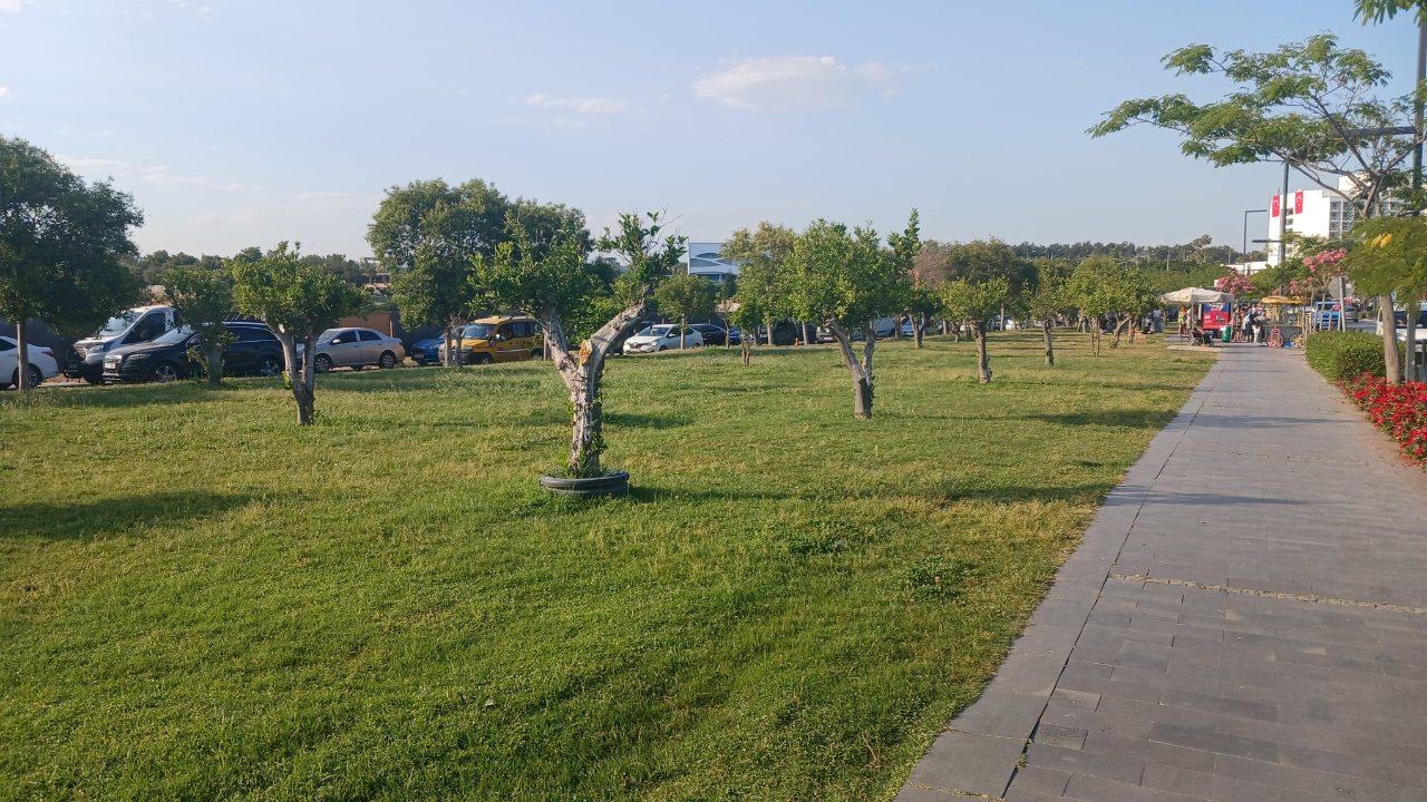 Güneşli Hafta Sonunda Antalyalılar Sahillere Akın Etti