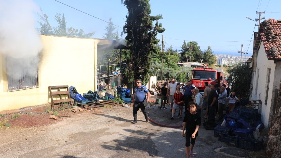 Antalya'da müstakil evde yangın paniği; torun parkta bulundu