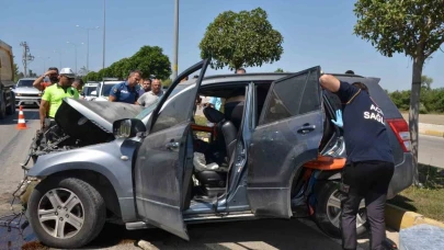Antalya’da iş makinesi ile çarpışan otomobildeki sürücü ve eşi yaralandı