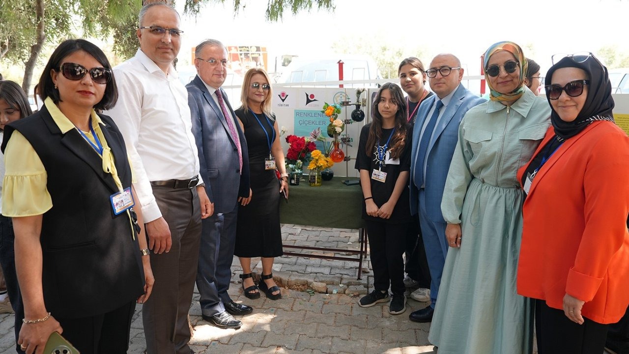 Erdemli’de 10 okulda bilim fuarı açıldı