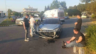 Manavgat’ta 2 otomobil çarpıştı: 3 yaralı