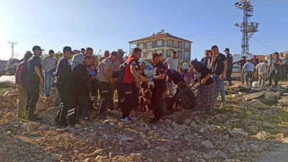 Devrilen traktörün altında kalan 11 yaşındaki çocuk öldü, 4 kişi yaralandı