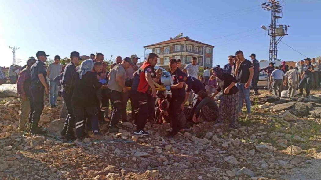 Devrilen traktörün altında kalan 11 yaşındaki çocuk öldü, 4 kişi yaralandı