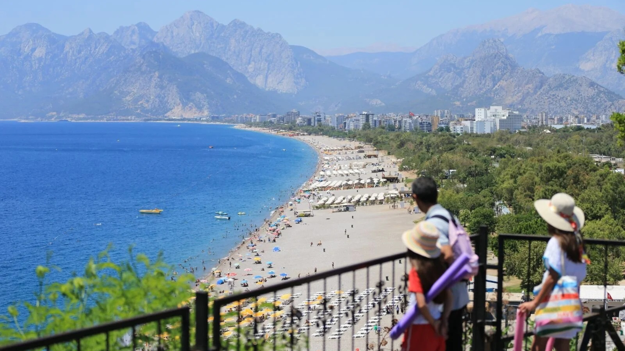 Antalya’da Yaz Gibi Hafta Sonu: Termometreler 33 Dereceyi Gördü