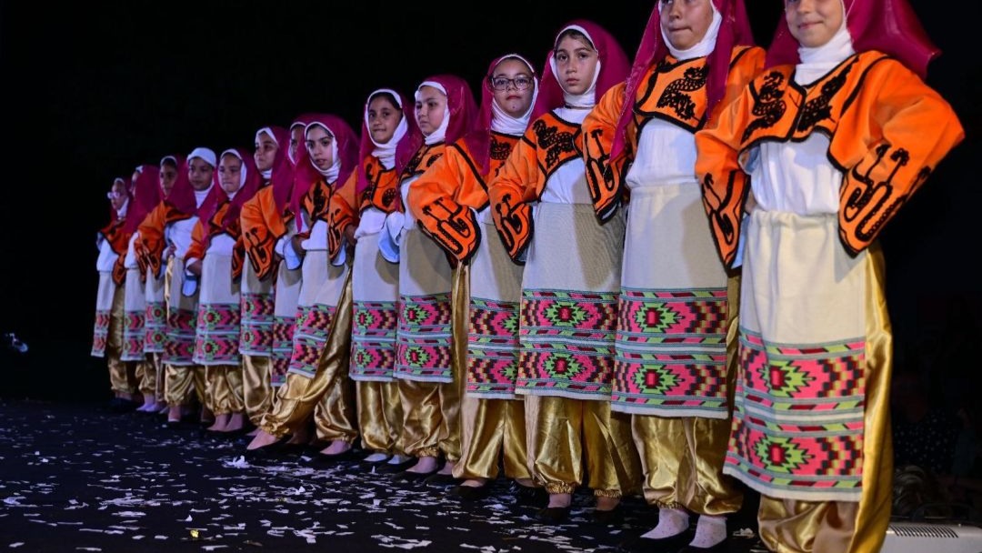 Antalya’da Geleneksel Kültür Şöleni: Konyaaltı İlkokulu’nda Halk Oyunları Rüzgarı