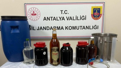 Kemer’de Kaçak Alkol Operasyonu: Evde Damıtma Düzeneği ve Litrelik İçkiler Ele Geçirildi