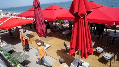 Konyaaltı Sahili’nde kaçak yapılar sökülüyor