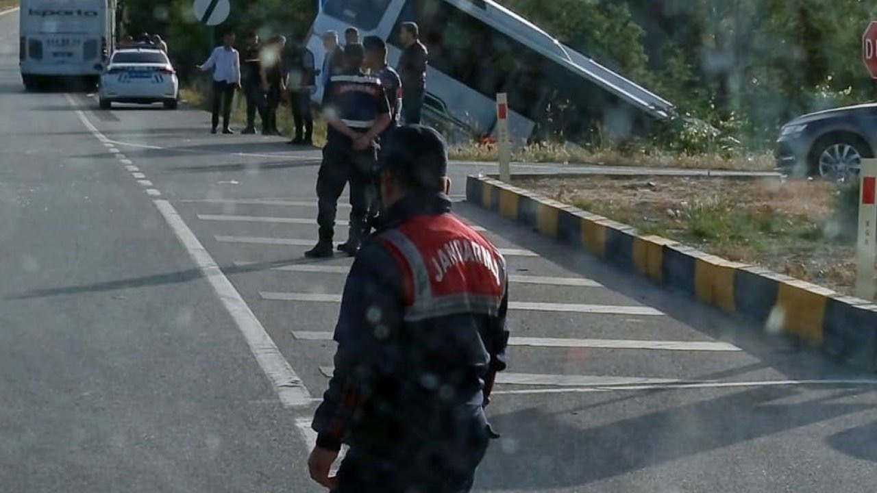 Tur otobüsü şarampole düştü: 16 yaralı