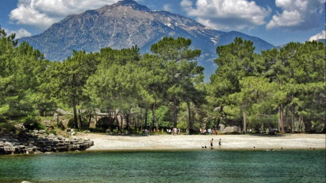Tarih ve Doğanın Buluştuğu Eşsiz Cennet: Phaselis Koyu