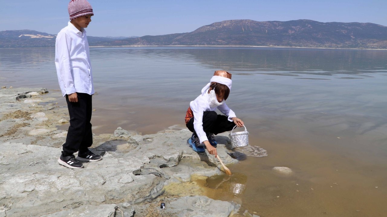 Öğrenciler, Burdur Gölü'ne maya çaldı