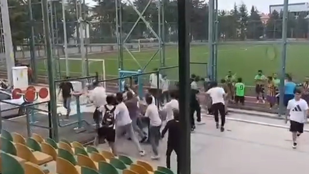 Amatör maçta taraftarlar birbirine girdi; 2 yaralı