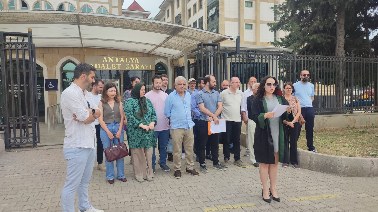 Antalya Adliyesi Önünde; "Kuyu Tipi Hapishaneler Kapatılsın!" Açıklaması