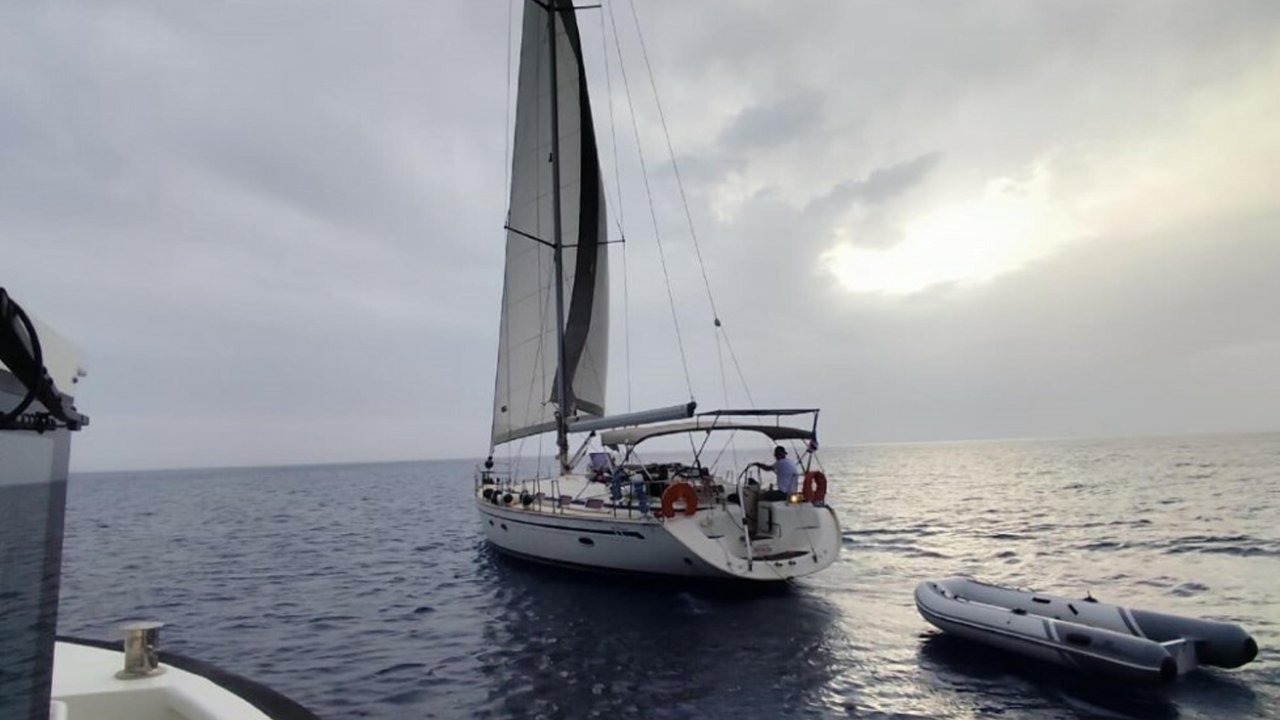 Fethiye'de yelkenli teknede 2 göçmen kaçakçısı ve 33 kaçak göçmen yakalandı