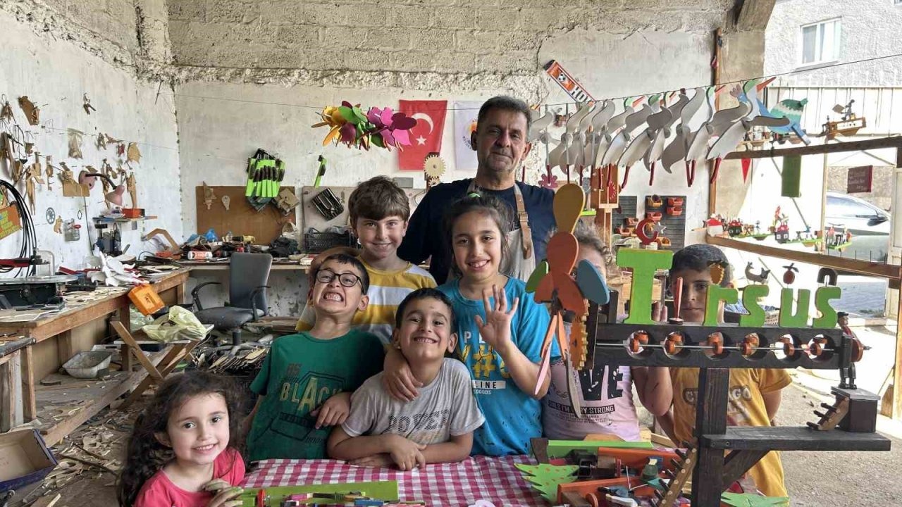 Baba, oğul ahşabı oyuncağa dönüştürüyor