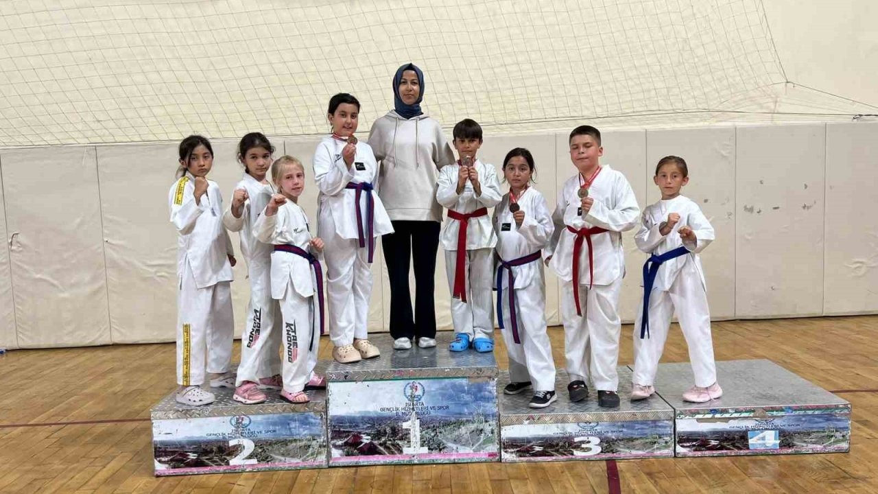 Eğirdirli sporculardan, taekwondo şampiyonasında madalya yağmuru