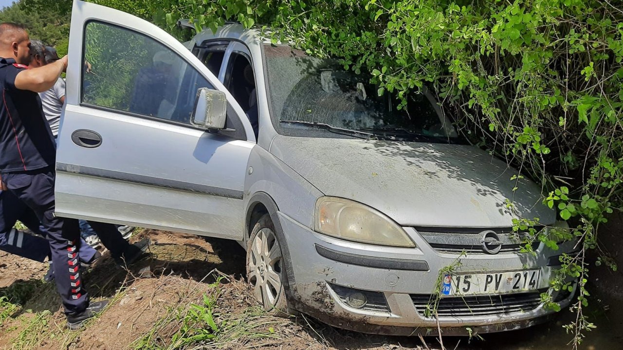 Otomobil şarampole devrildi: 2 yaralı