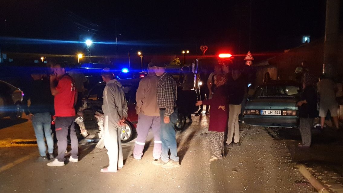 Otomobiller kafa kafaya çarpıştı: 4 yaralı