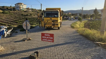 'Tapulu arazim' diyerek yolu trafiğe kapattı