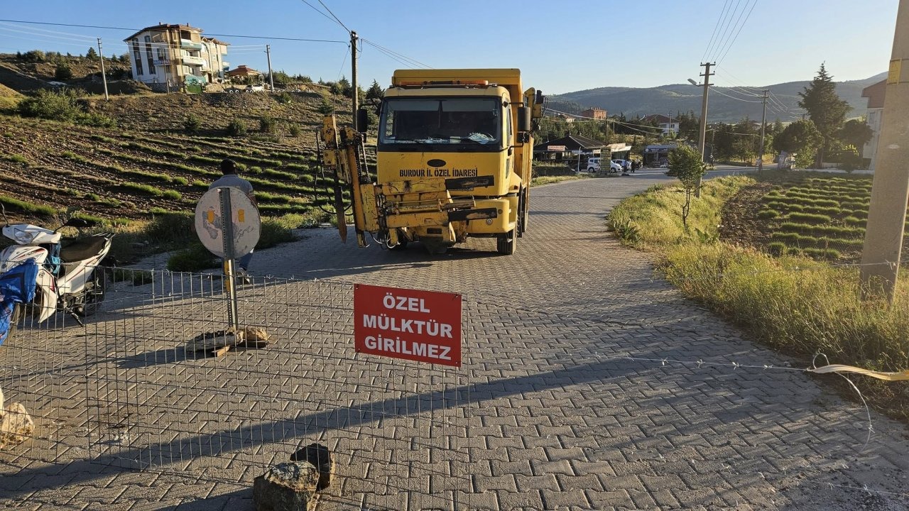 'Tapulu arazim' diyerek yolu trafiğe kapattı